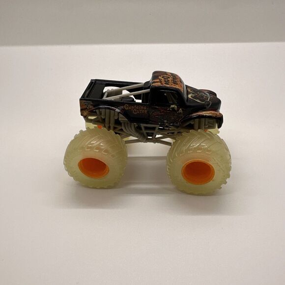 Hot Wheels Monster Jam Captains Curse Monster Truck Die-Cast Vehicle 1:64 Scale - Picture 5 of 8